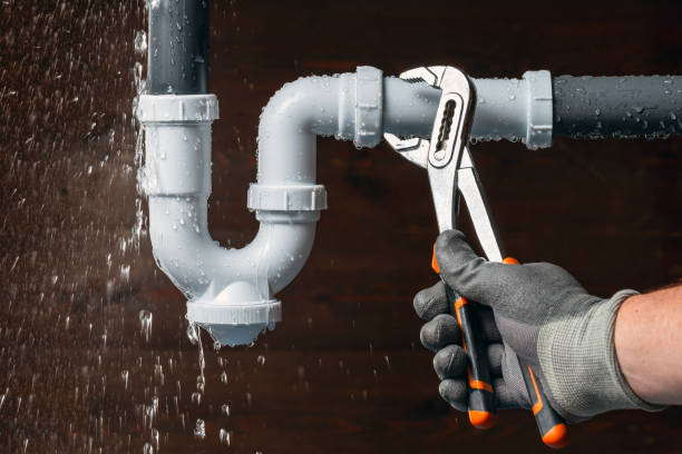 Professional Plumbing technician working in Harper Woods, MI